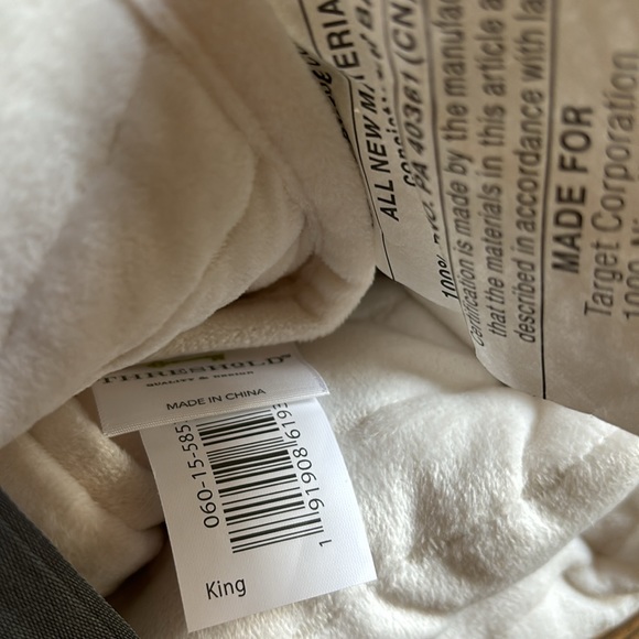 NWT  King Channel Stitch Velvet Quilt Cream
- Threshold - Picture 8 of 9